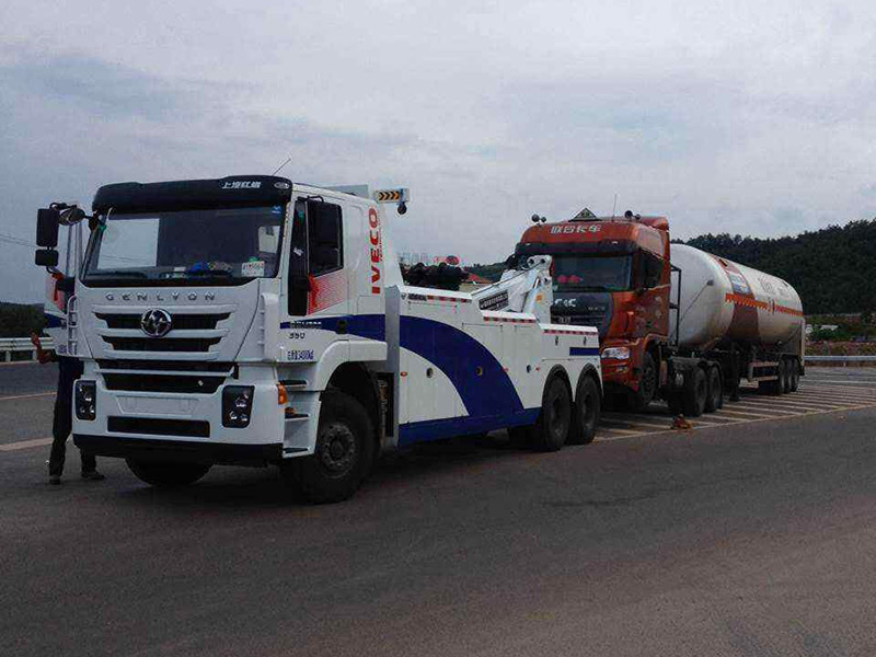 黑河汽車雪地困境救援：專業(yè)團隊緊急行動，助您擺脫困境