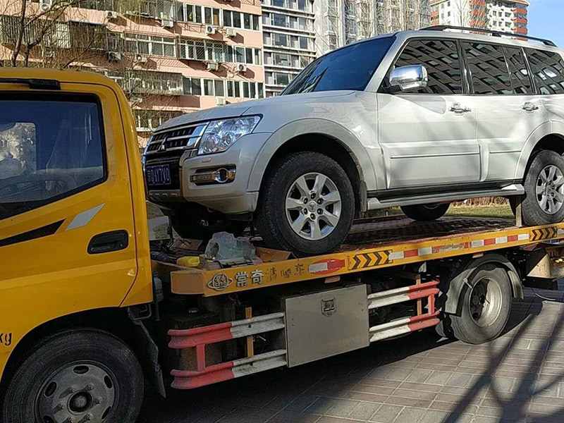 玉樹汽車雪地困境救援：專業團隊緊急行動，助力車輛脫困